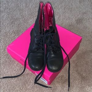 Betsy Johnson 9.5 Black, Pink lined Boots LLOLA